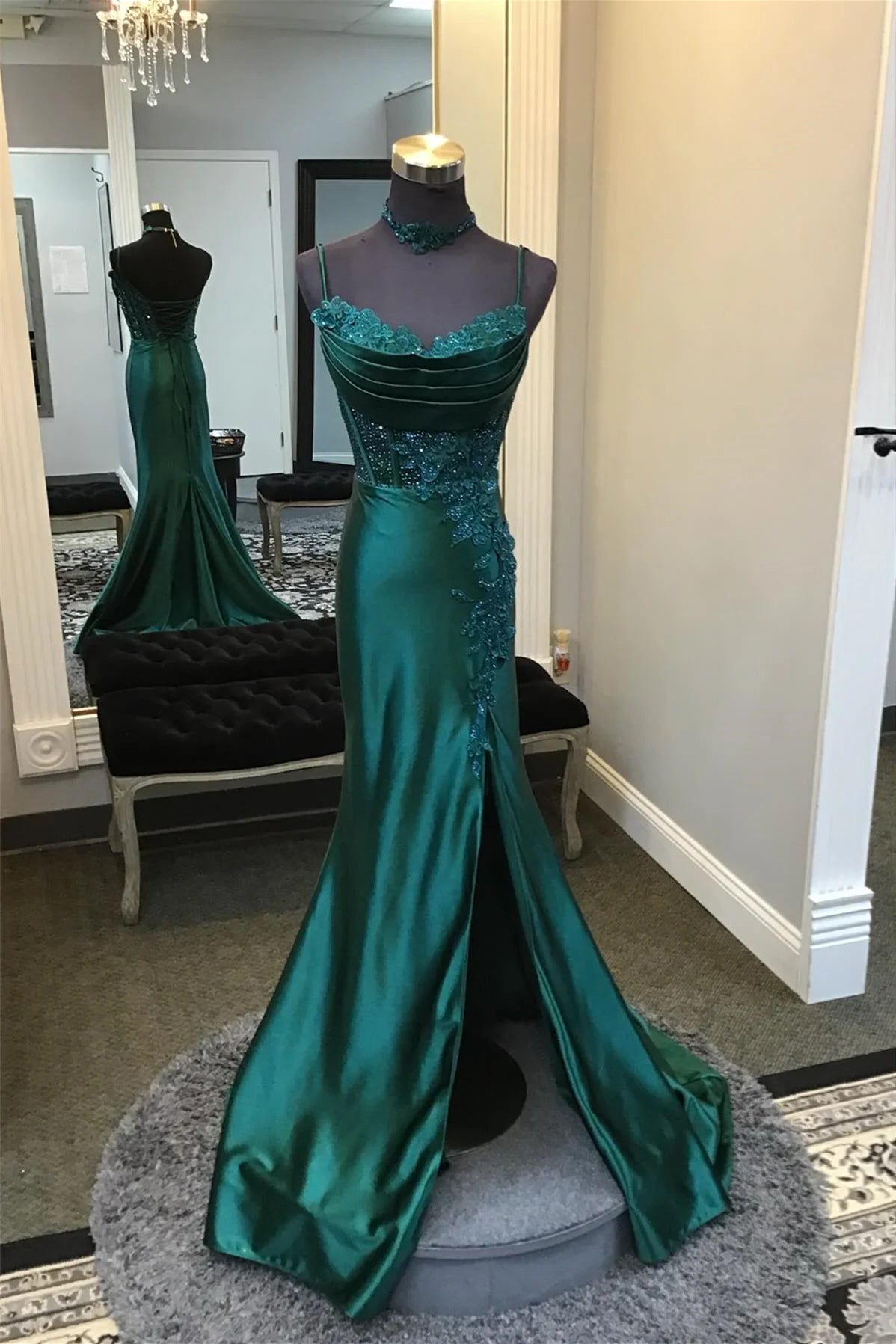 Vestido largo de fiesta con cuello vuelto y apliques verde esmeralda de Weitese